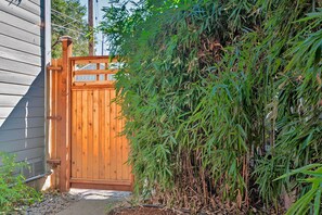 Property grounds - Warm & Inviting Ashland Cottage < Half-mile to SOU (Ashland)