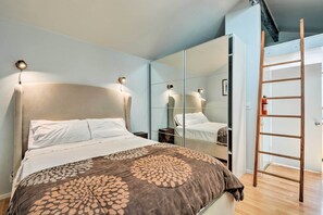 Tabla de planchar con plancha y ropa de cama 