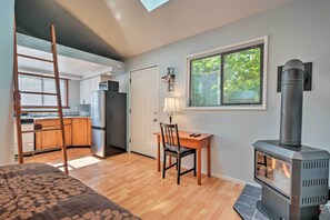 Interior - Warm & Inviting Ashland Cottage < Half-mile to SOU (Ashland)
