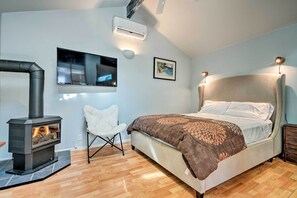 Iron/ironing board, bed sheets - Warm & Inviting Ashland Cottage < Half-mile to SOU (Ashland)