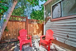 Terrace/patio - Warm & Inviting Ashland Cottage < Half-mile to SOU (Ashland)