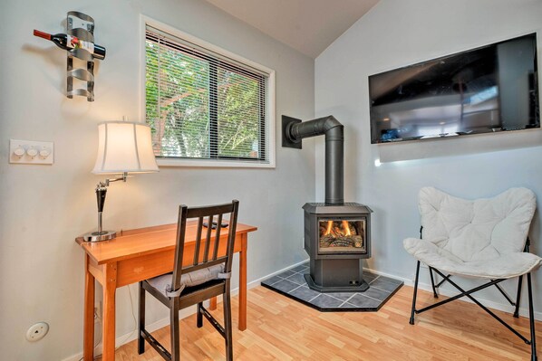 Interior - Warm & Inviting Ashland Cottage < Half-mile to SOU (Ashland)