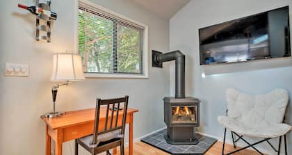 Warm & Inviting Ashland Cottage < Half-mile to SOU
