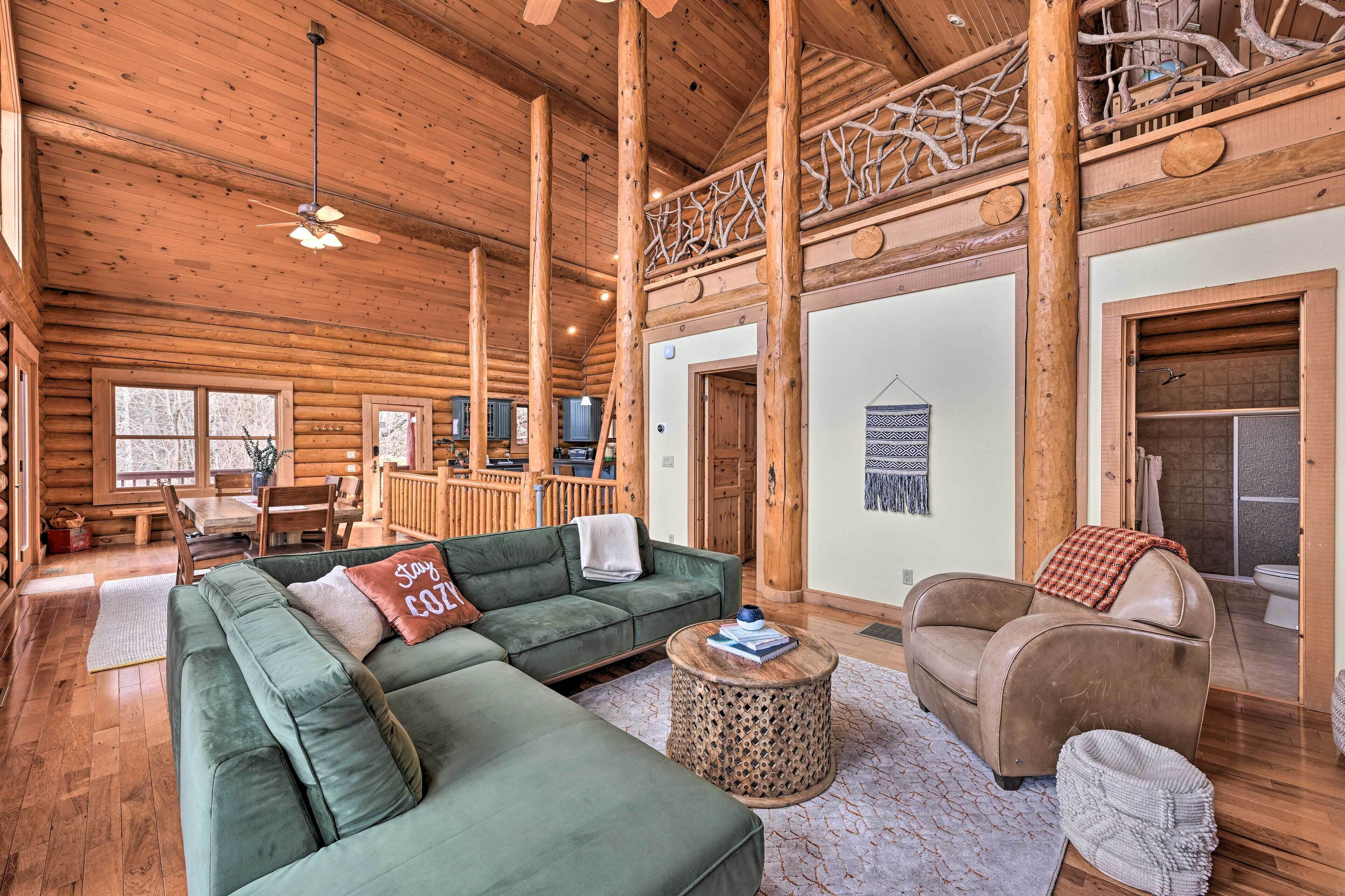 Stunning Ridge Top Cabin w/ Lake Views & Hot Tub