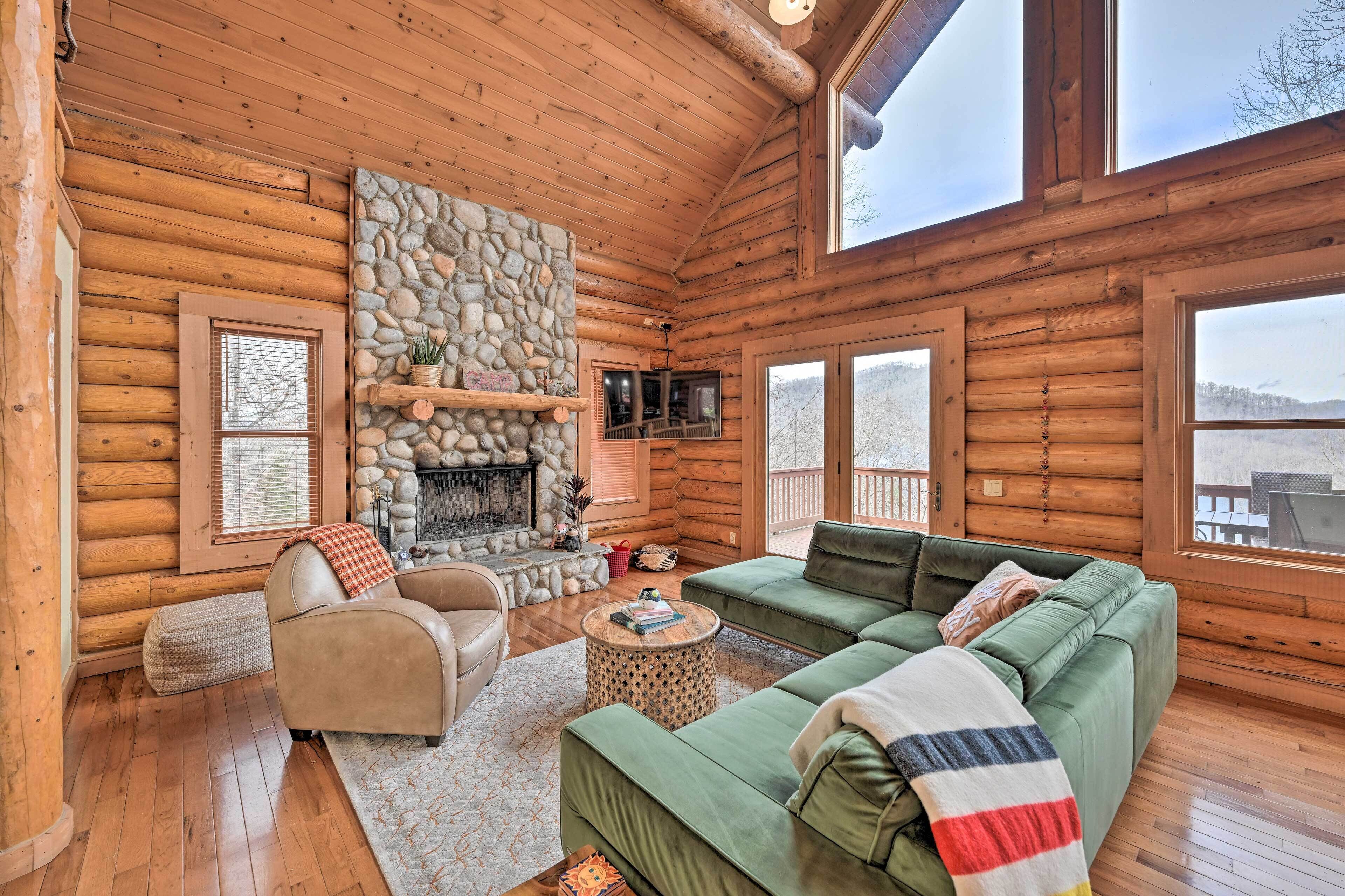 Stunning Ridge Top Cabin w/ Lake Views & Hot Tub