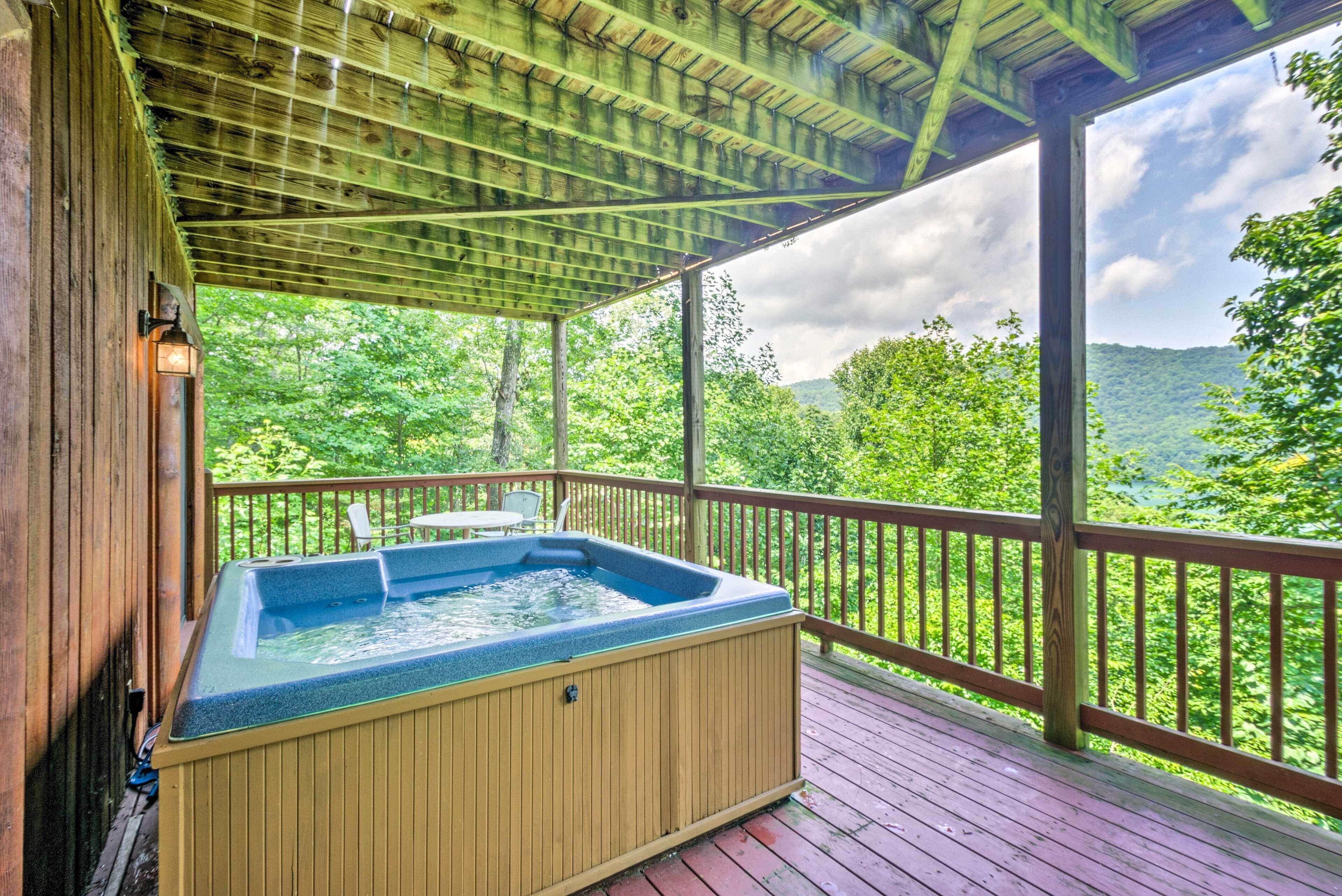 Stunning Ridge Top Cabin w/ Lake Views & Hot Tub