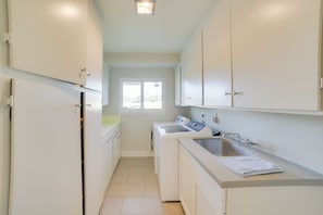 House (5 Bedrooms) | Interior