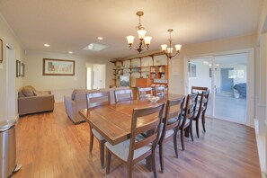 House (5 Bedrooms) | Interior