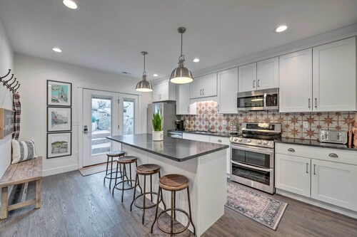 Vibrant Chic Home ~ 20 Mi to Salt Lake City!