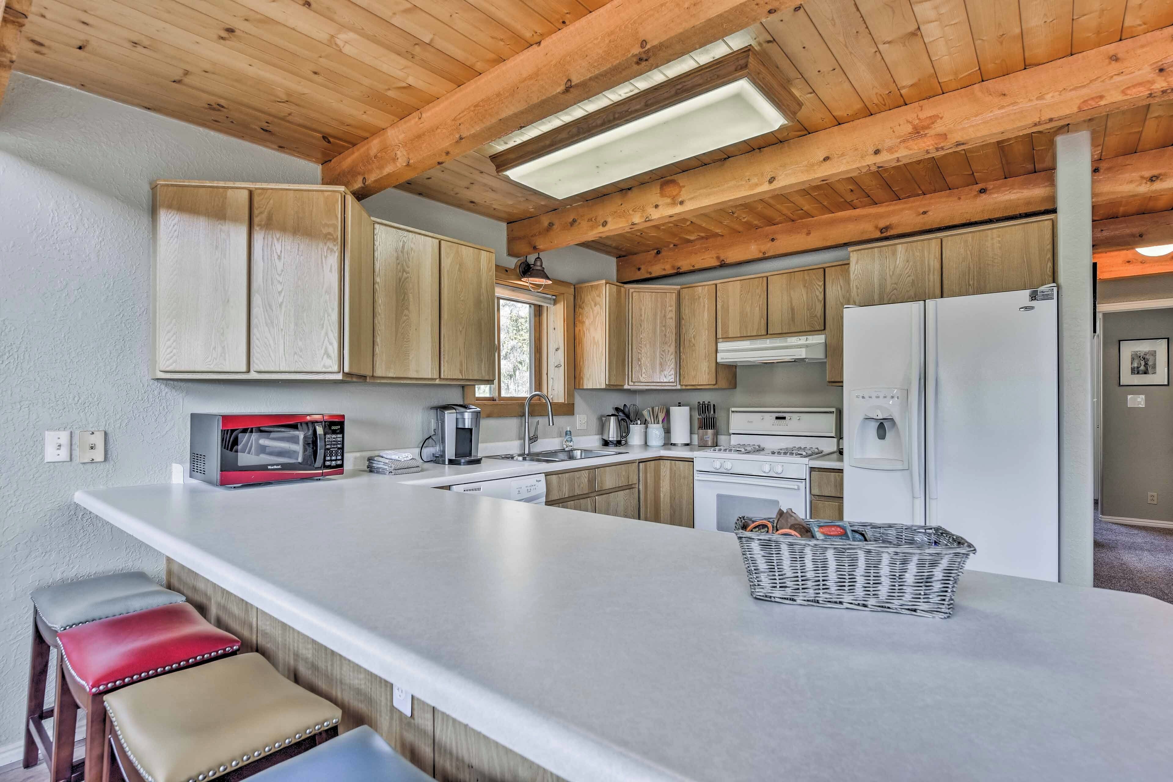 Una cocina moderna con armarios de madera, una isla grande y un microondas.