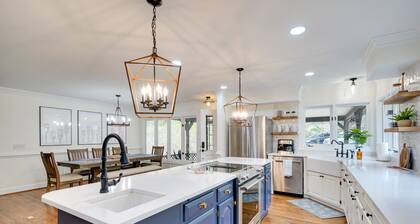 Spacious Waterfront Hyco Lake Retreat w/ Dock!