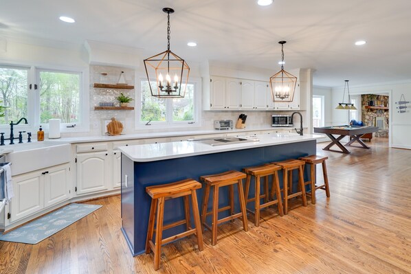 House (4 Bedrooms) | Private kitchen | Microwave, oven, stovetop, dishwasher