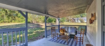 Porch, Fire Pit & Grill: Blue Ridge Mtn Cottage!