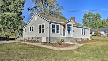 House (3 Bedrooms) | Exterior