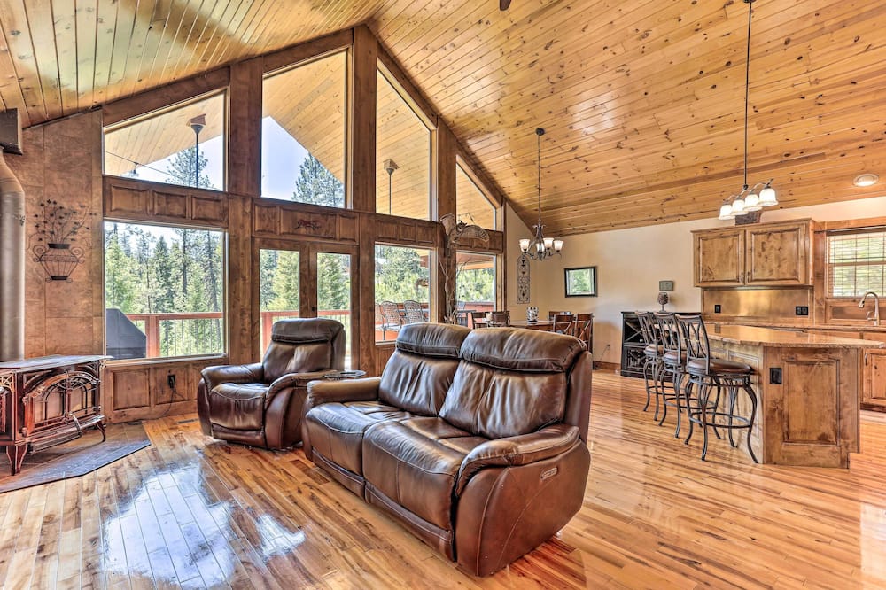 Updated Garden Valley Home w/ Fire Pit & Game Room - Smiths Ferry, ID