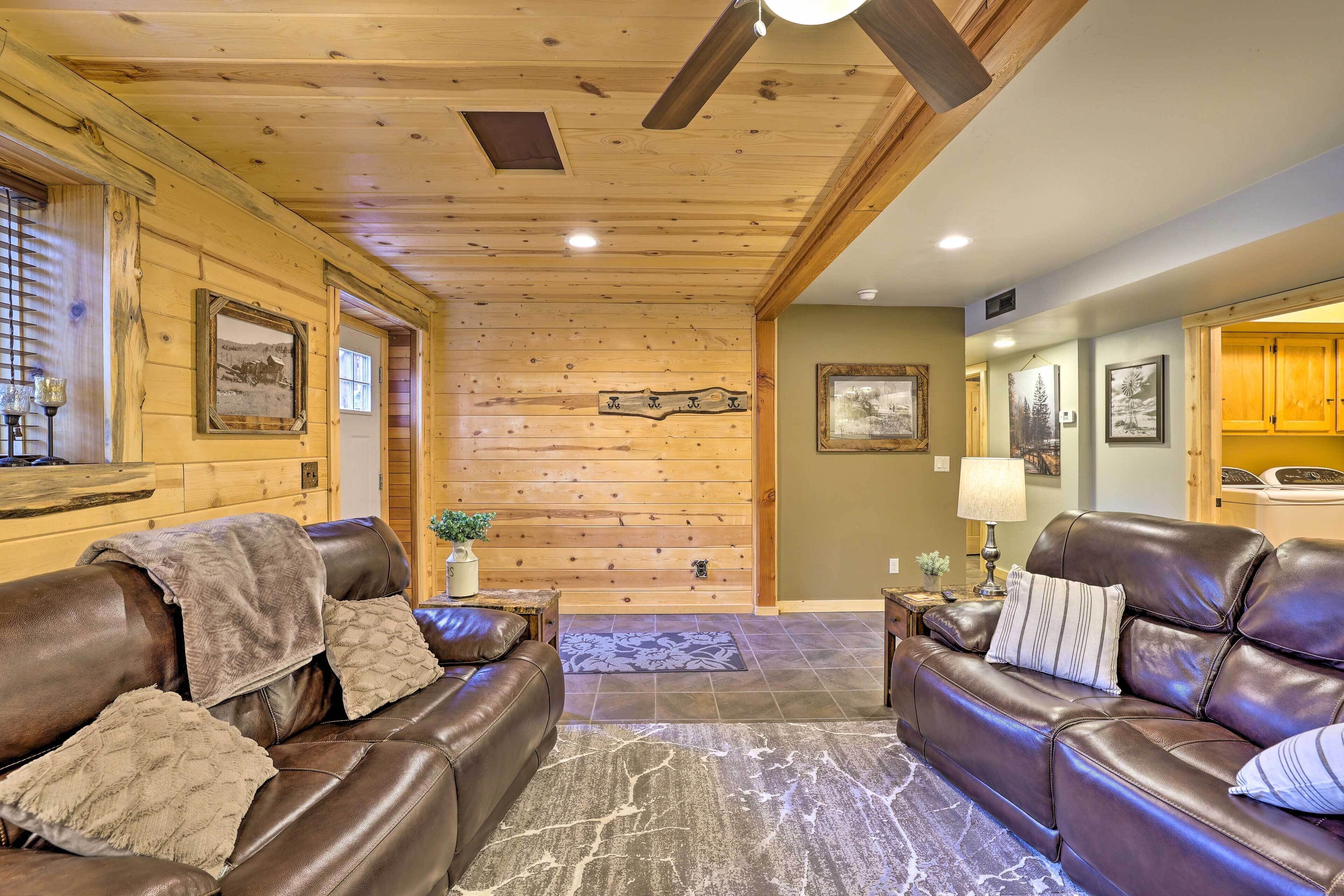 Splendid Mccall Condo: Grill, 1 Mi to Lake!