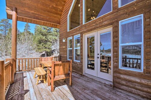 Whistling Woods Cabin: Meadow Views + Gas Grill!