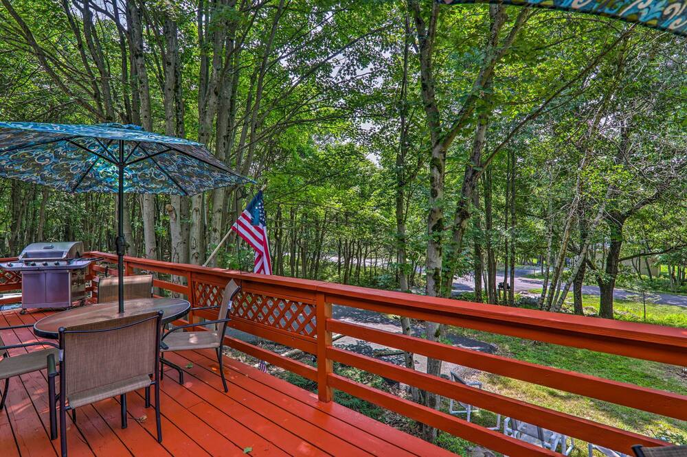 Fire Pit & Community Perks: Blakeslee Cottage! - Tunkhannock Township, PA