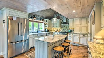 House (4 Bedrooms) | Private kitchen | Microwave, oven, stovetop, dishwasher