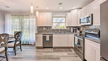 House (5 Bedrooms) | Interior