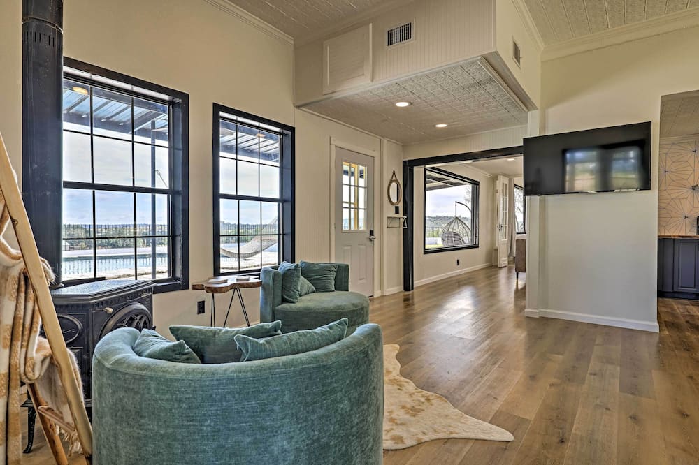 Trendy Fredericksburg Pad w/ Pool & Valley Views! - Gillespie County, TX