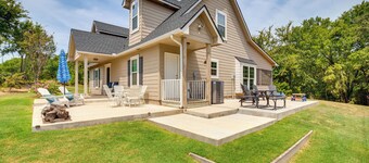 1/2 Mi to Lake Texoma: Home w/ Fire Pit & Grill!