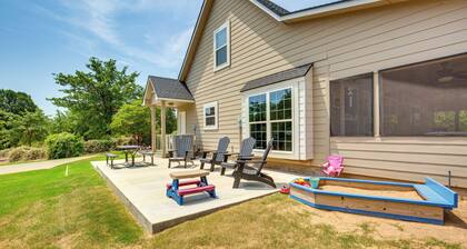 1/2 Mi to Lake Texoma: Home w/ Fire Pit & Grill!