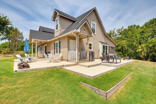 1/2 Mi to Lake Texoma: Home w/ Fire Pit & Grill!