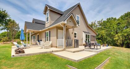 1/2 Mi to Lake Texoma: Home w/ Fire Pit & Grill!