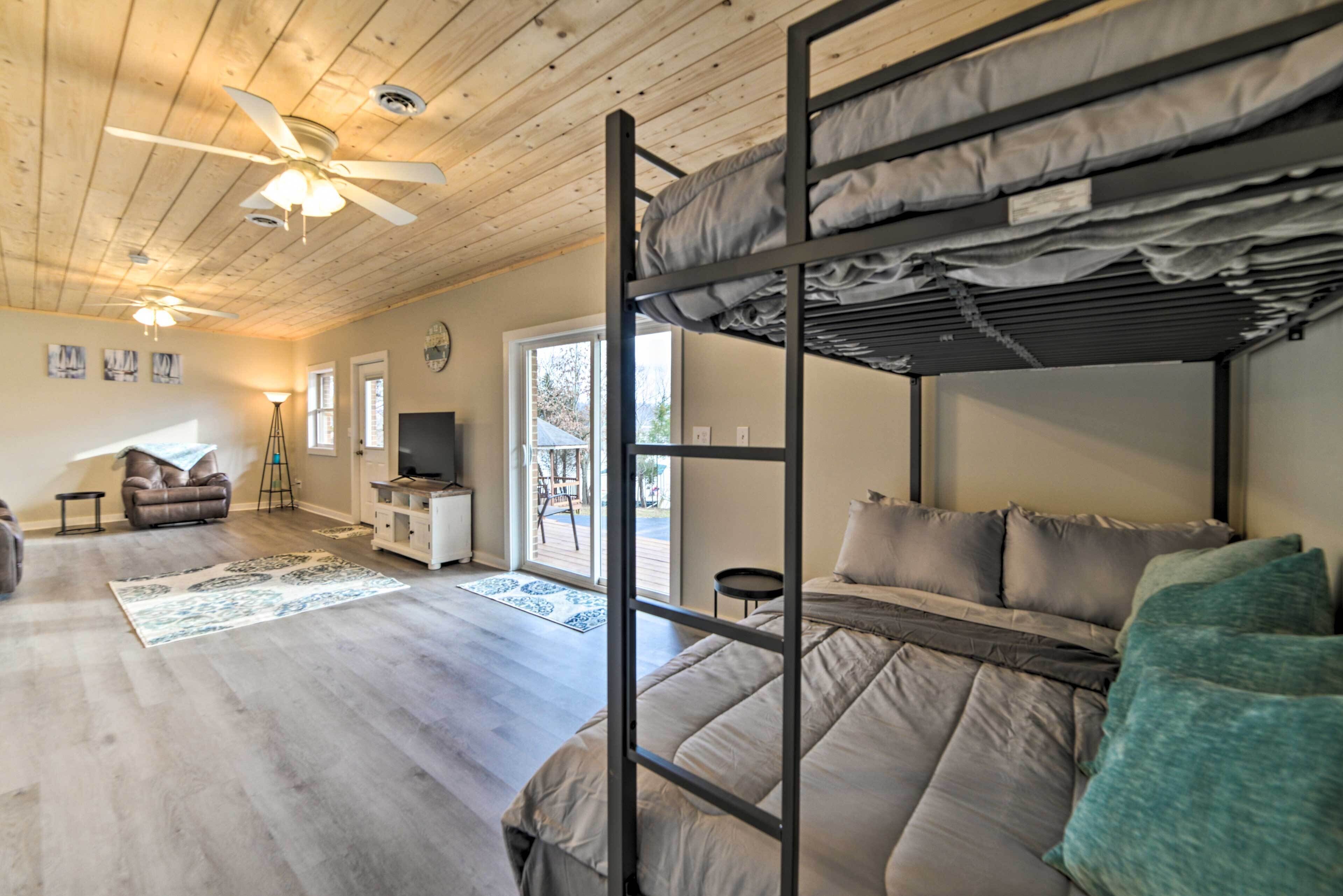 Waterfront Eddyville Home w/ Dock & Kayaks!