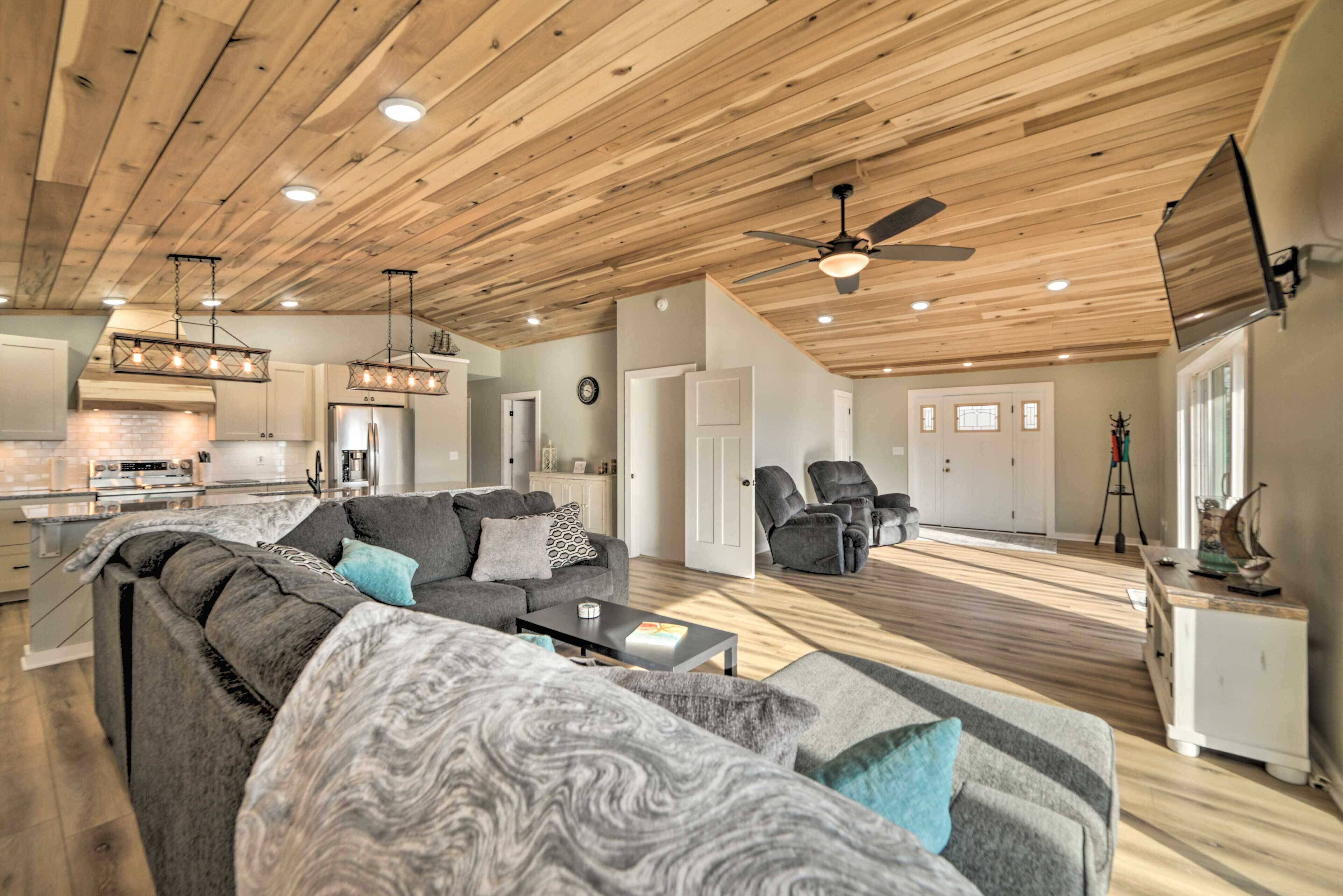 Waterfront Eddyville Home w/ Dock & Kayaks!