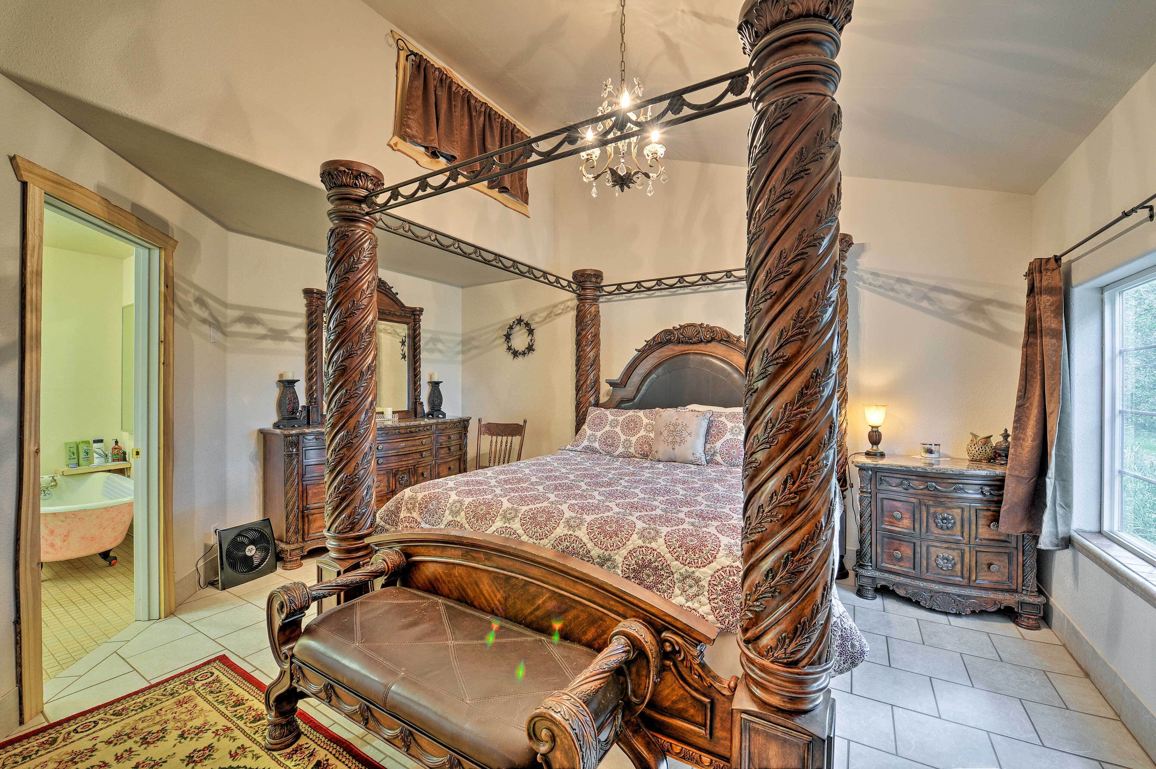 House (6 Bedrooms) | Interior