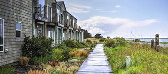 워터프론트 오리건 어보드 w/ 발코니 & 오션 뷰!