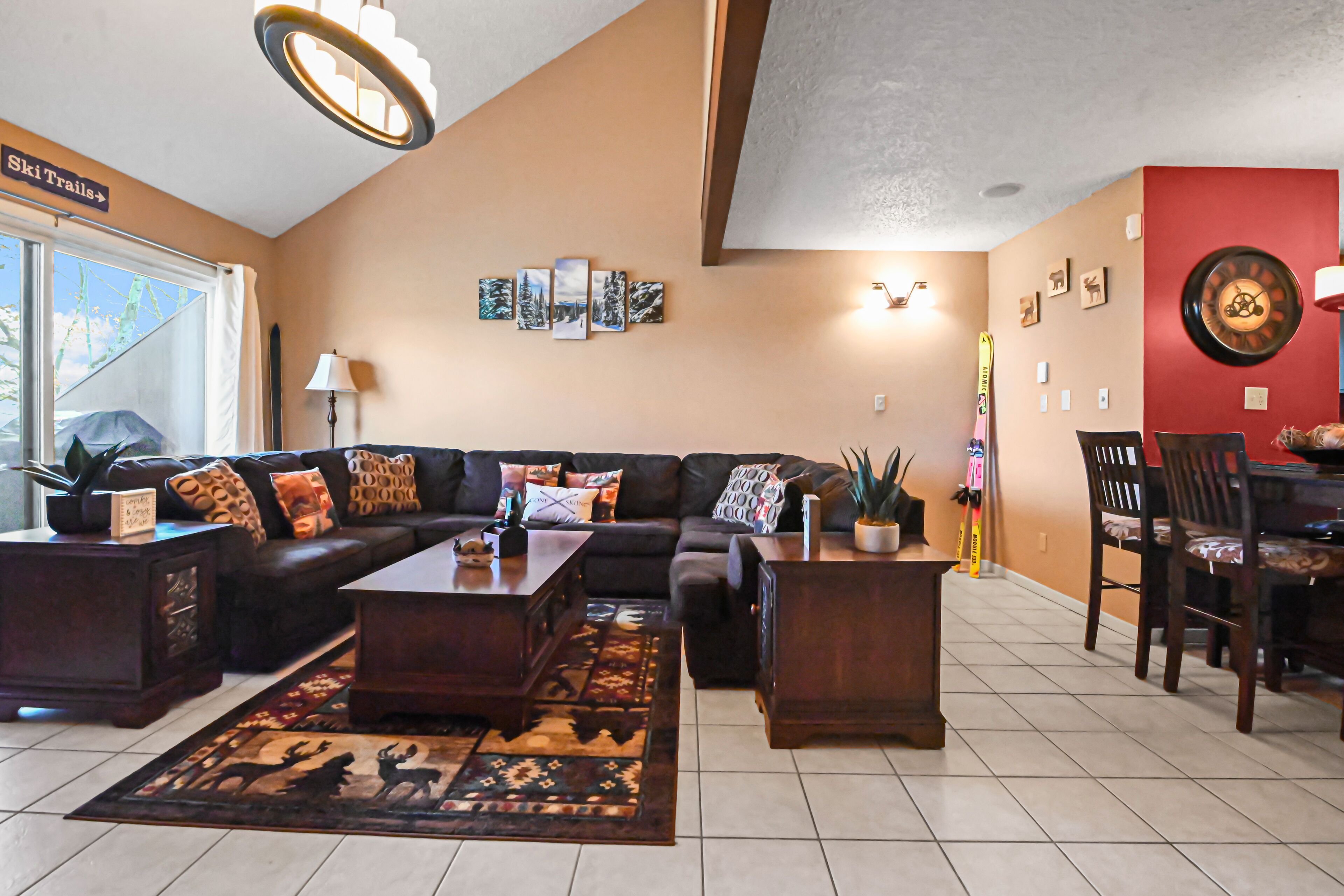 Stellar mountain view townhome with tennis courts, grill, patio, balcony, & TV