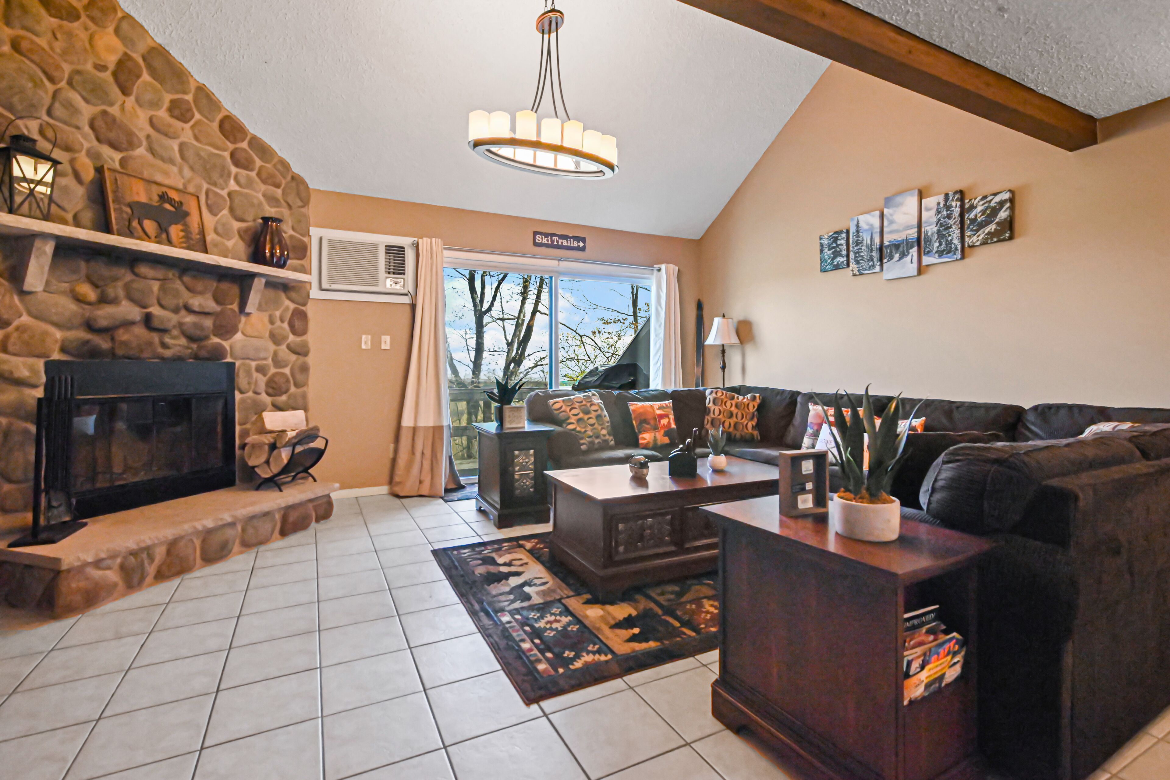 Stellar mountain view townhome with tennis courts, grill, patio, balcony, & TV