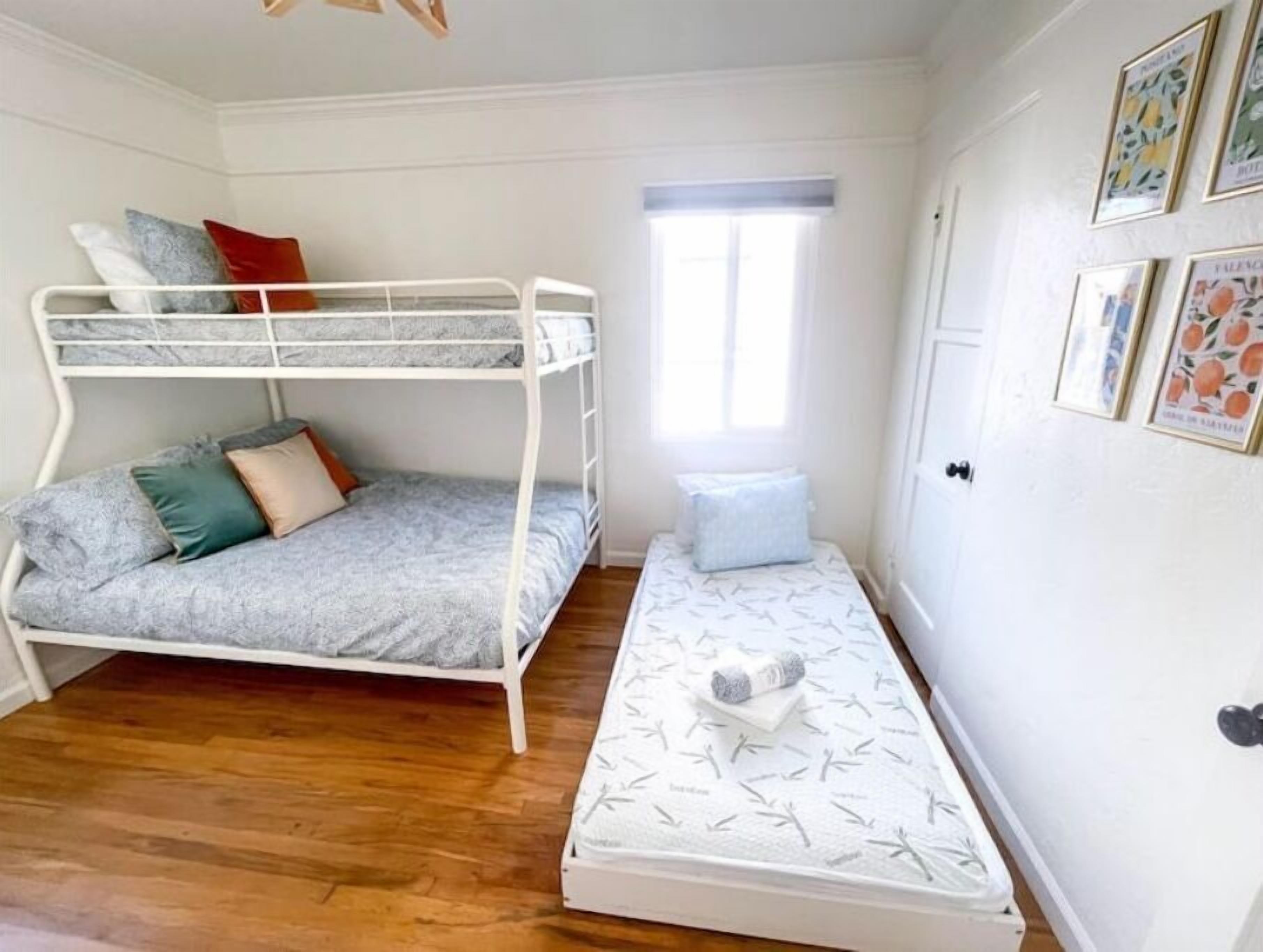 Lemon Drop Cottage near 3rd Ave