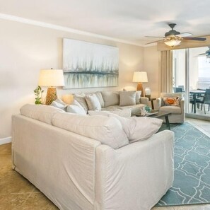 TV, books - Elegant 3/3 Condo With Panoramic Views!!! (Pensacola)