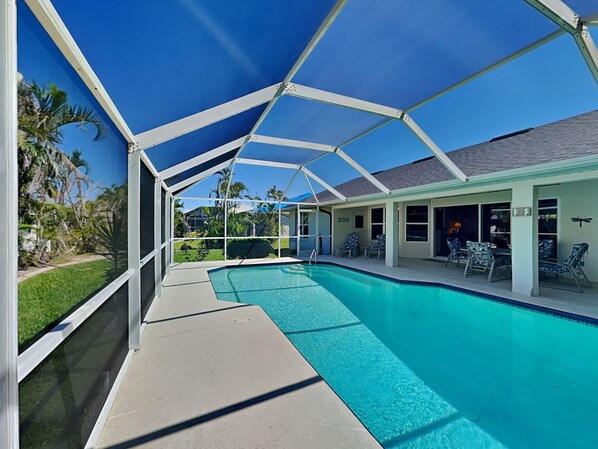 Outdoor pool, a heated pool - Villa Gecko's Retreat (Cape Coral)