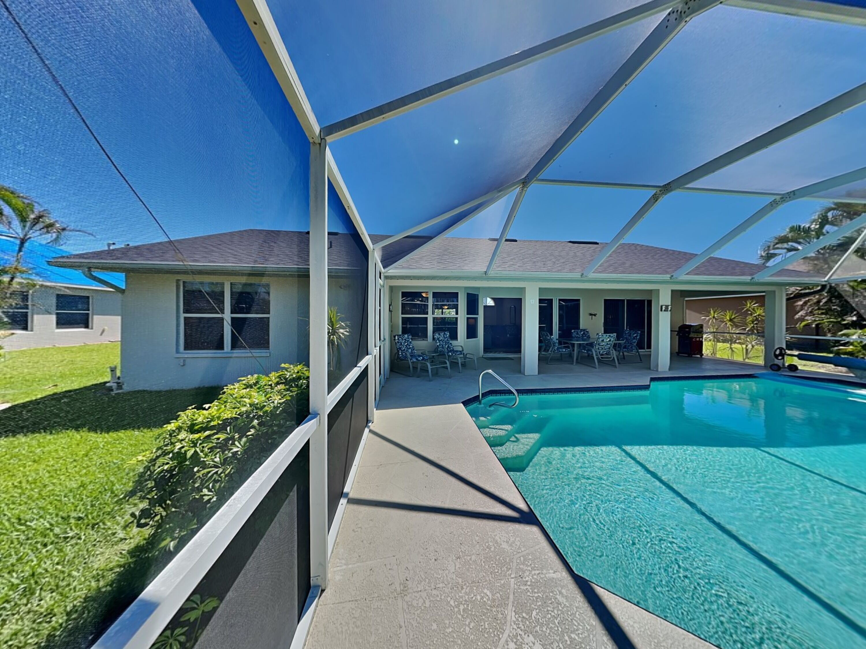 Een buitenzwembad en een verwarmd zwembad