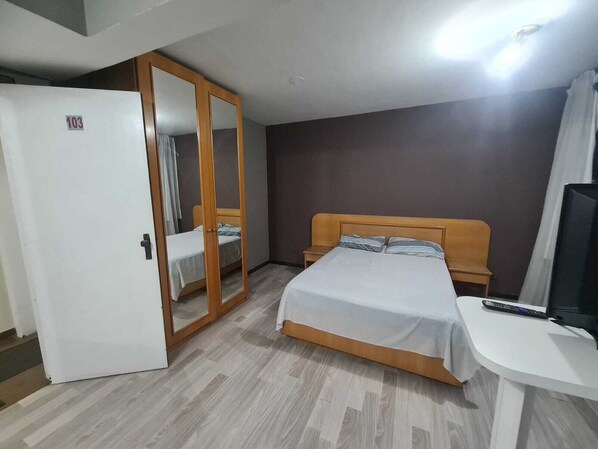 1 bedroom, iron/ironing board, WiFi, bed sheets - Complete Apt in Center Curitiba Facing Shopping Mueller (Curitiba)