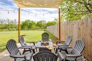 Outdoor dining - The Hive · 3BR · Pet Friendly · Near Tarleton (Stephenville)