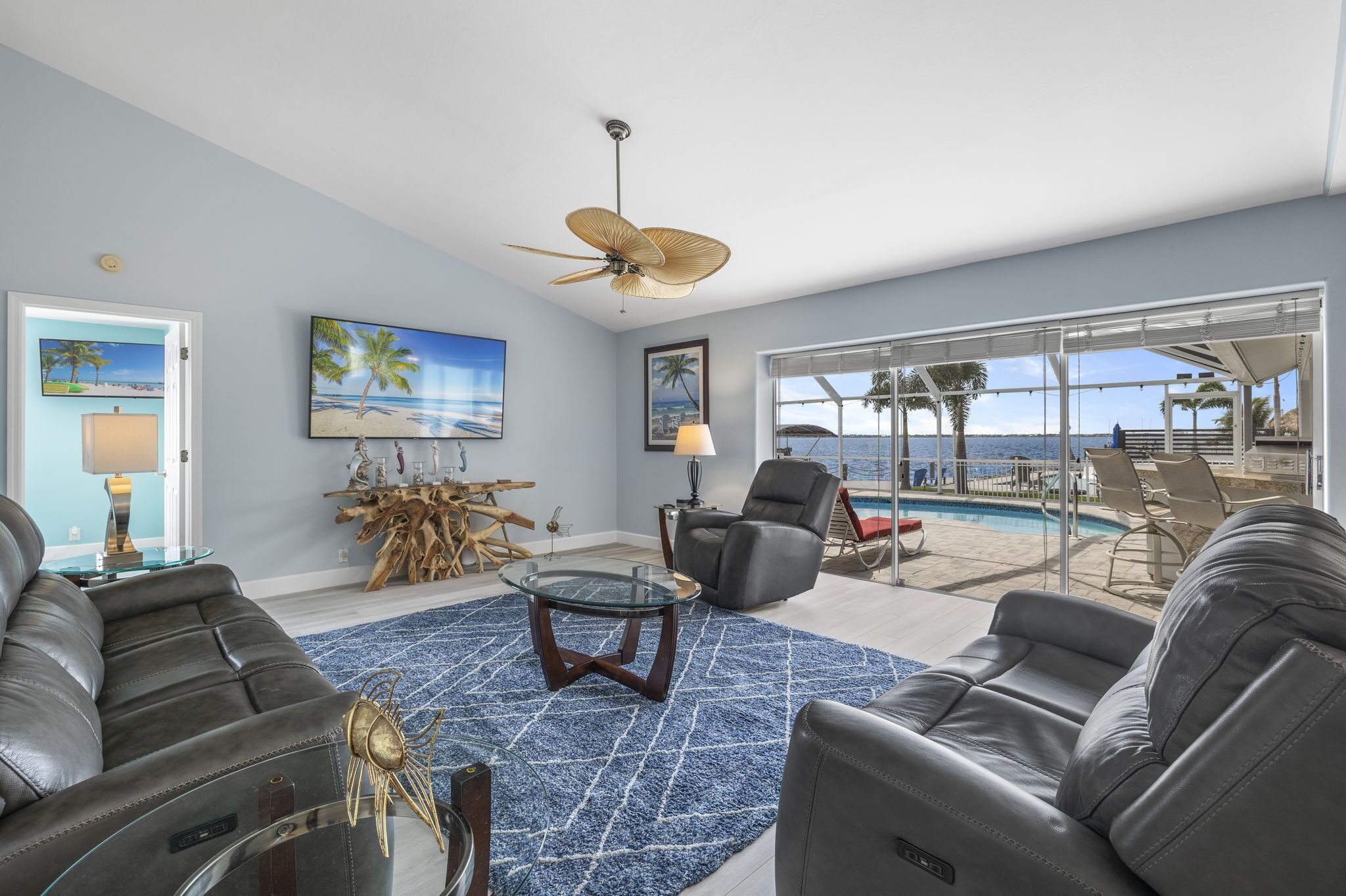 獨棟房屋, 多張床, 可使用泳池, 泳池景觀 | 起居區 | 40-吋平面電視、數位頻道、電視