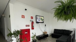 32-inch LED TV with cable channels, TV, pay movies - Hotel Cuca Fresca  (Cotia)