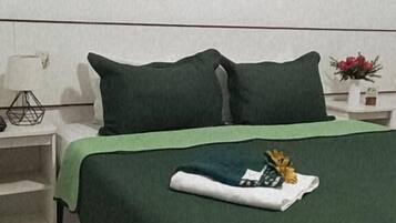 Roupas de cama antialérgicas, frigobar, escrivaninha