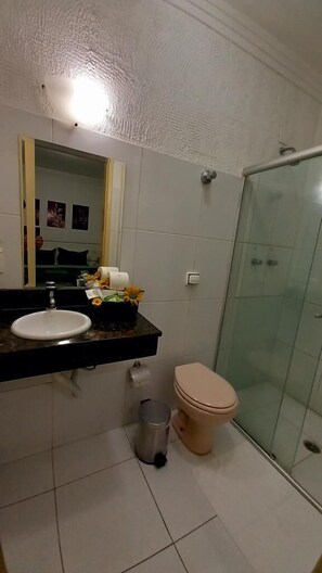 Shower, free toiletries, hair dryer, towels - Hotel Cuca Fresca  (Cotia)