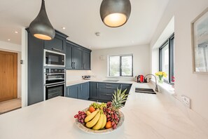 Een koelkast, een vaatwasser, een waterkoker, een broodrooster