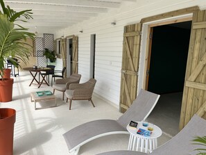 Outdoor dining - Caraïbe Creol' Keys Spacieux T2 Avec vue - 10 min à Pied de la Plage (Port-Louis)