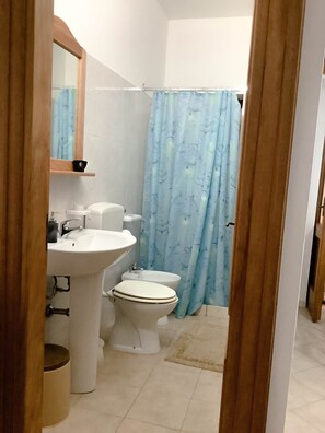Triple Room | Bathroom - B&B La Saracina (Presicce-Acquarica)
