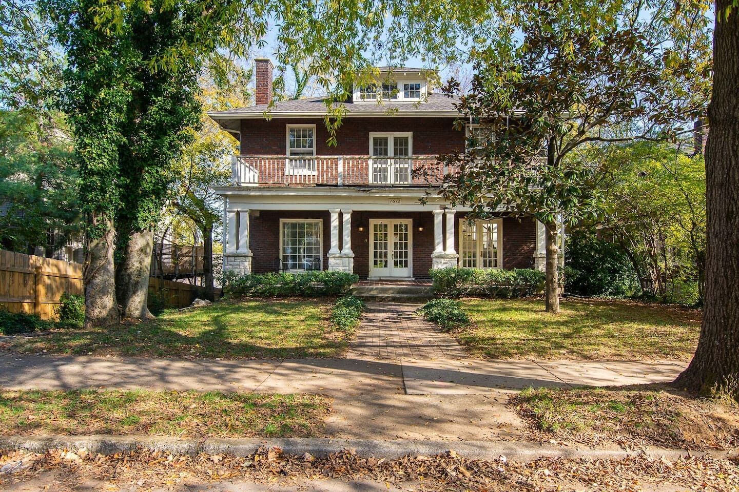 Stay in the same building as Willie&Kristofferson!