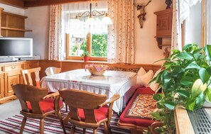 Dining - gemuetliches Ferienhaus - Pill (Pill)